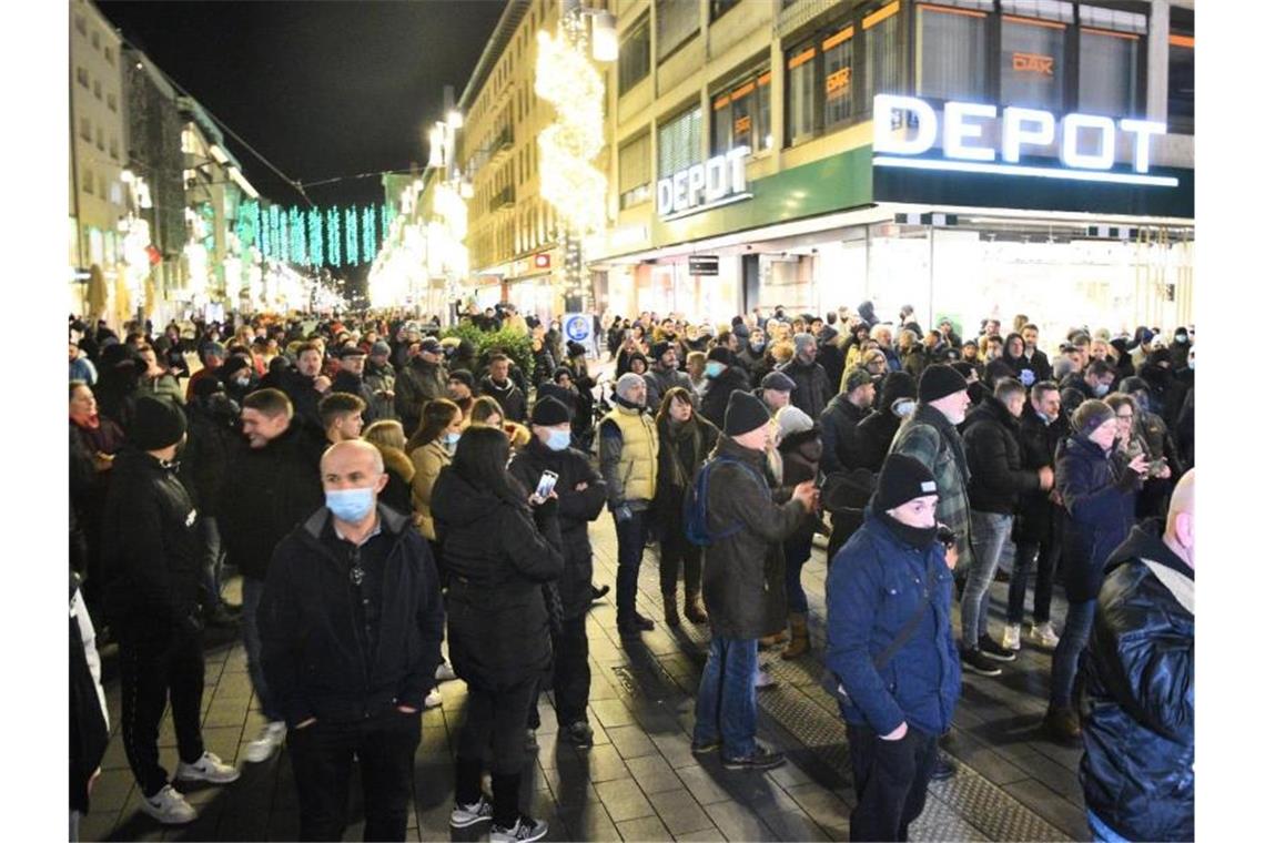 Bei einer Demonstration sind in Mannheim nach Polizeiangaben 13 Einsatzkräfte verletzt worden. Foto: René Priebe/PR-Video/dpa