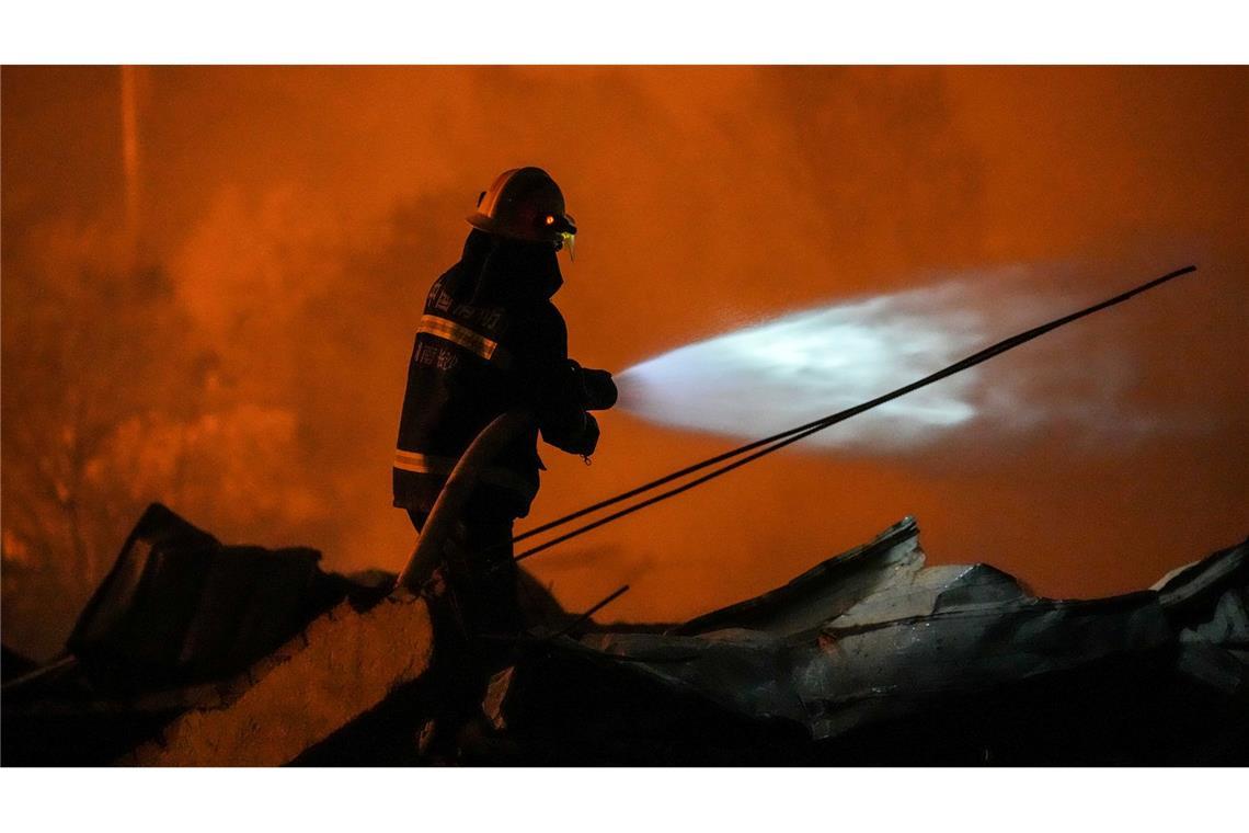 Bei einer Explosion in einer Feuerwerksfabrik in Zentralchina sind mindestens 21 Menschen ums Leben gekommen.