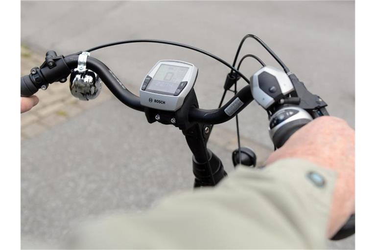 Bei einer Fahrt auf dem Elektrorad ist die Gefahr eines tödlichen Unfalls nach Berechnungen der Allianz dreimal höher als auf einem normalen Fahrrad ohne Motor. Foto: Caroline Seidel