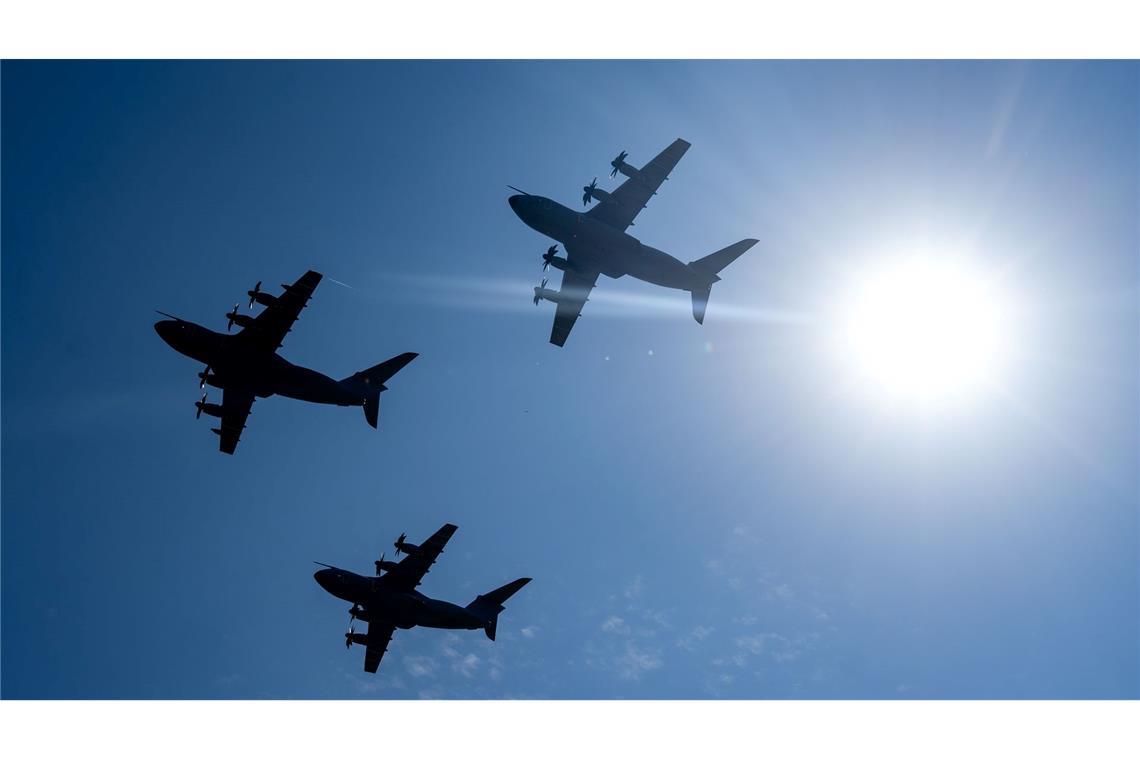 Bei einer Flugvorführung sind drei Airbus-Transportflugzeuge vom Typ A400M am Himmel zu sehen.