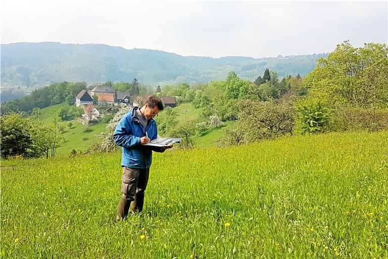 Bei einer Geländebegehung – wie hier in Rudersberg nahe der Burg Waldenstein – notieren sich die Kartierer rund um Herbert Targan unter anderem, welche Pflanzenarten vorkommen. Foto: privat