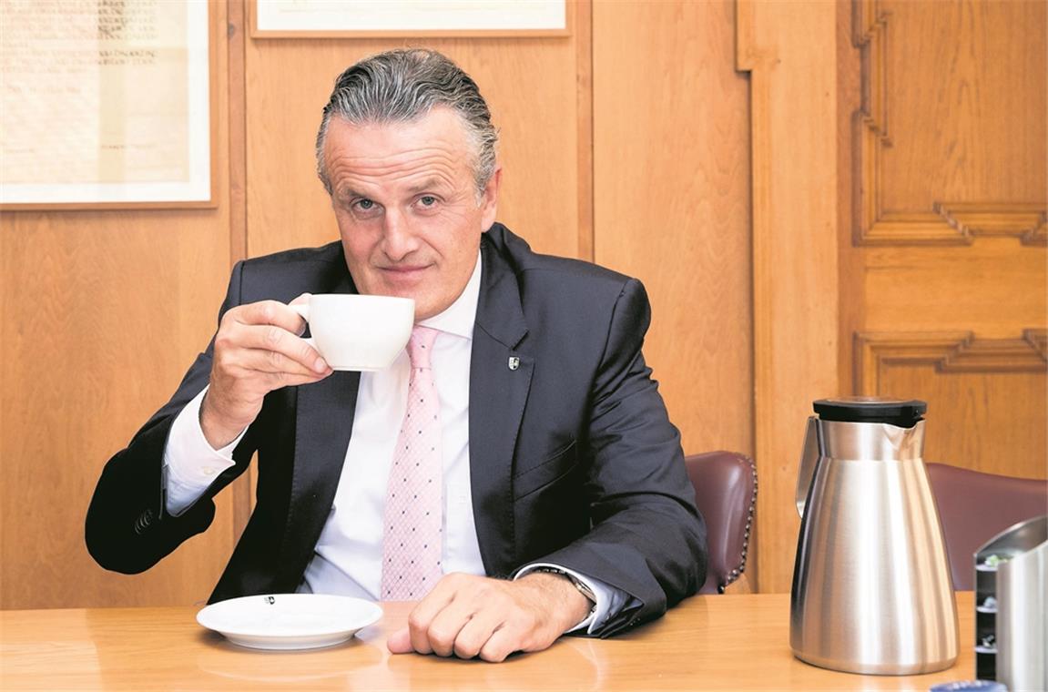 Bei einer guten Tasse Kaffee entspannt Frank Nopper auch gerne einmal zwischendurch in seinem Büro. Foto: J. Fiedler