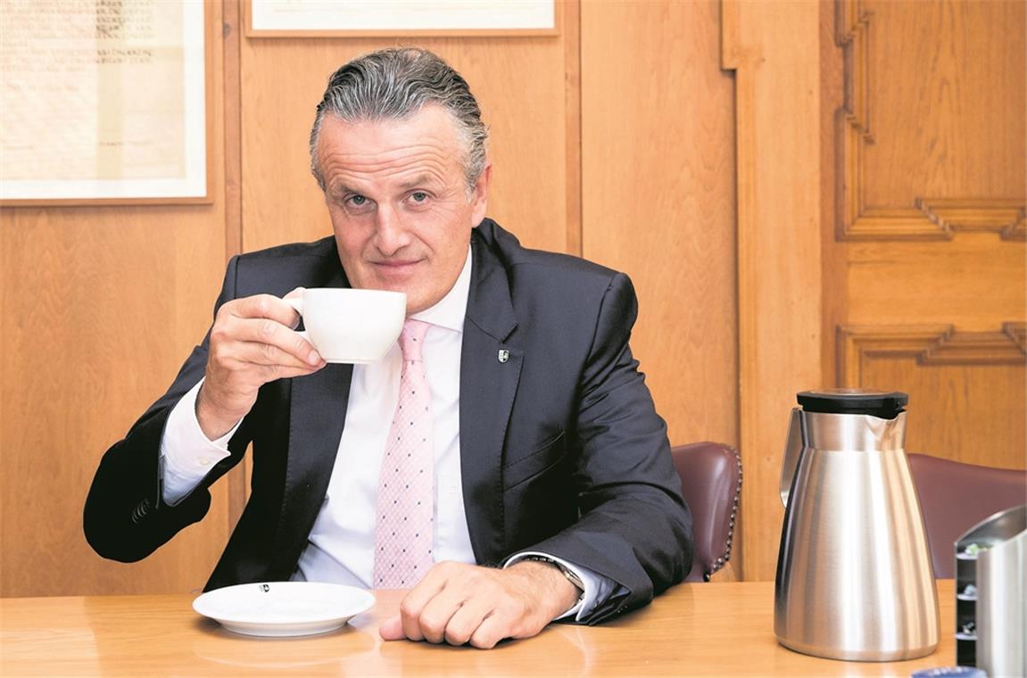 „Ich brauche Druck, um inspiriert zu sein“ Bei einer guten Tasse Kaffee entspannt Frank Nopper auch gerne einmal zwischendurch in seinem Büro. Foto: J. Fiedler