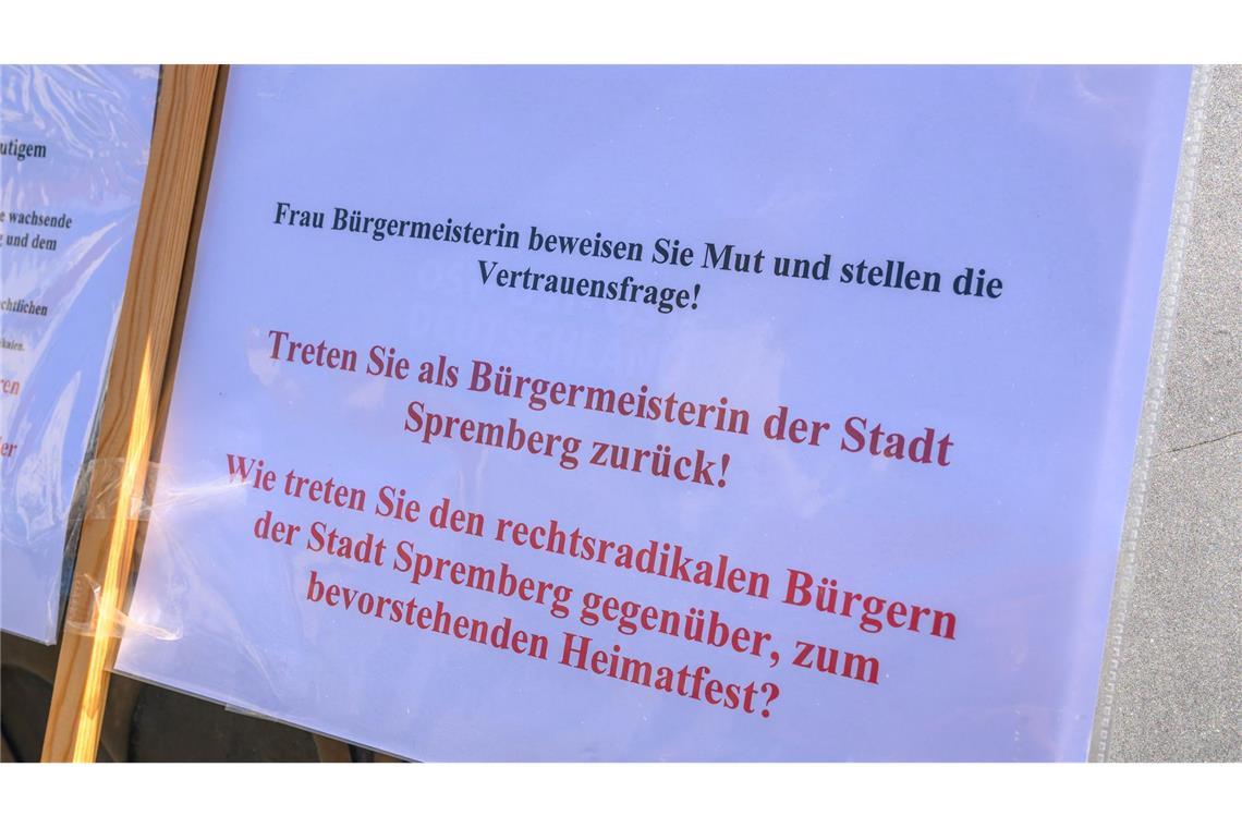 Rechte Umtriebe: Ein Hilferuf aus Brandenburg und die Folgen Bei einer kleinen Demonstration auf dem Marktplatz werden Rücktrittsforderungen gegen die Bürgermeisterin geäußert.