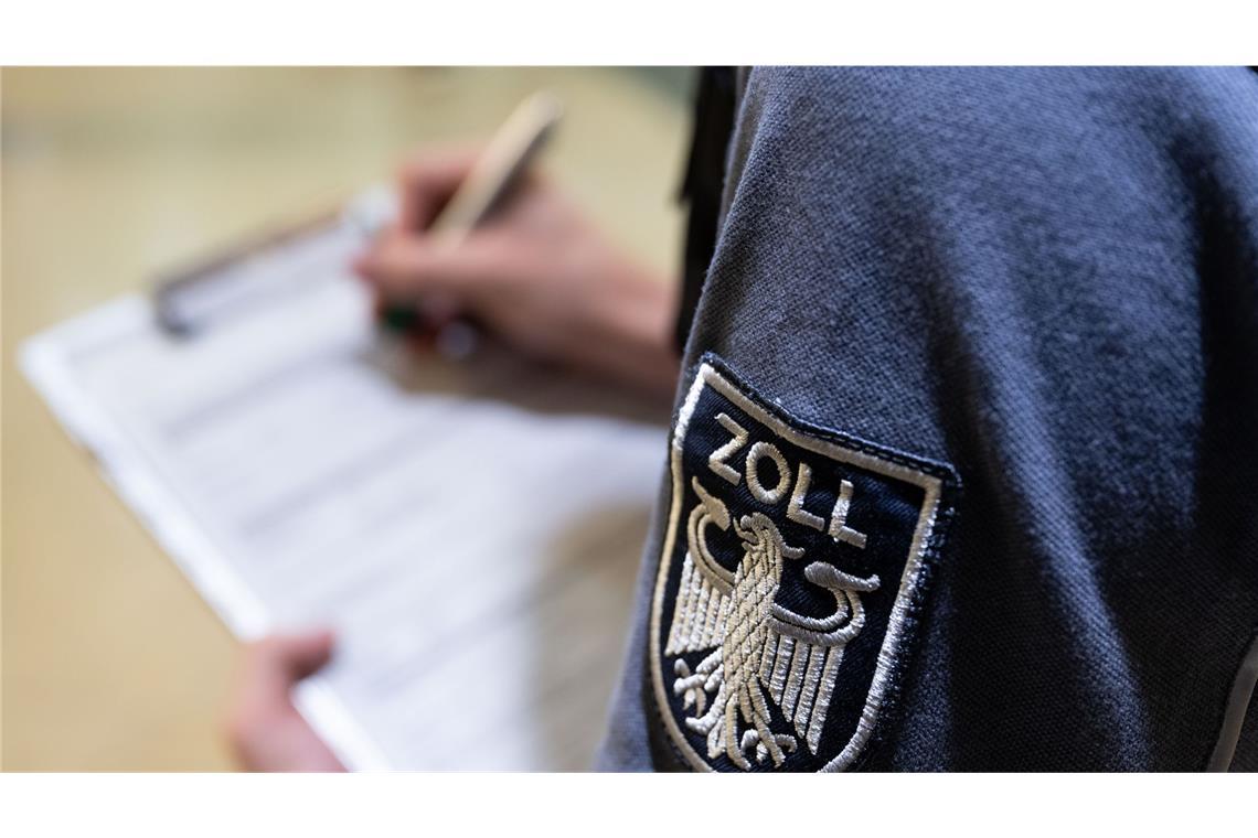 Zoll stoppt Frau mit 400 Luxus-Zigarren im ICE Bei einer Kontrolle in einem ICE zwischen Basel und Freiburg fanden die Zöllner rund 400 Zigarren. (Symbolbild)