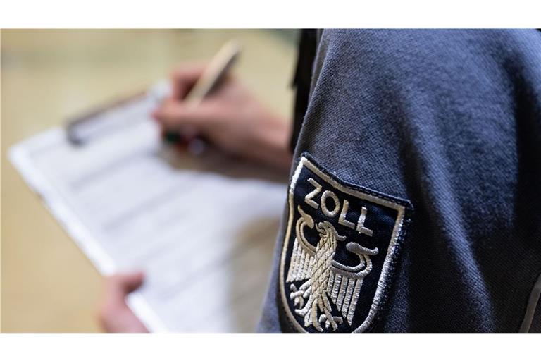 Bei einer Kontrolle in einem ICE zwischen Basel und Freiburg fanden die Zöllner rund 400 Zigarren. (Symbolbild)