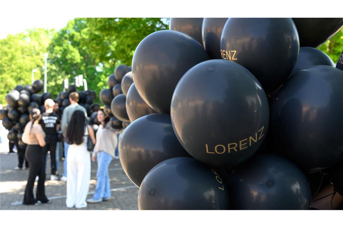 Tödliche Polizeischüsse: Erinnerungen an Lorenz Bei einer Kundgebung für den von der Polizei erschossenen Lorenz steigen schwarze Ballons mit seinem Namen auf.