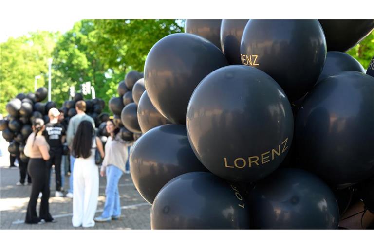 Bei einer Kundgebung für den von der Polizei erschossenen Lorenz steigen schwarze Ballons mit seinem Namen auf.