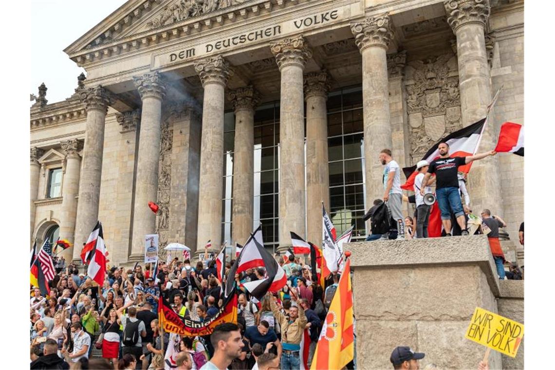 Bei einer Kundgebung gegen die Corona-Maßnahmen in Berlin im vergangenen August erklommen zahlreiche Demonstranten die Stufen des Reichstagsgebäudes. Foto: Achille Abboud/NurPhoto/dpa