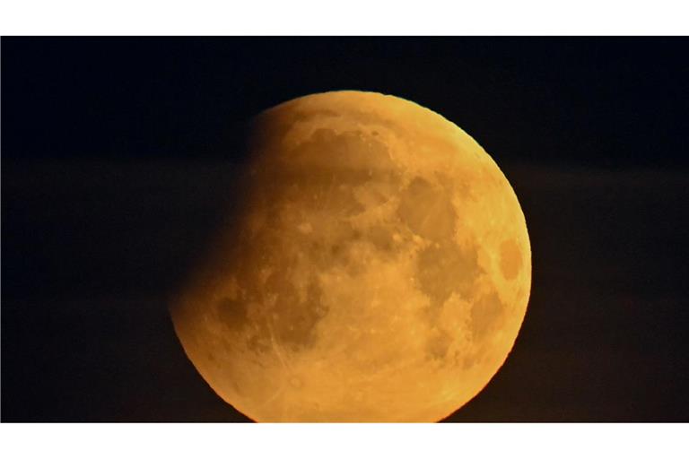 Bei einer Mondfinsternis leuchtet der Mond rötlich. (Archivbild)
