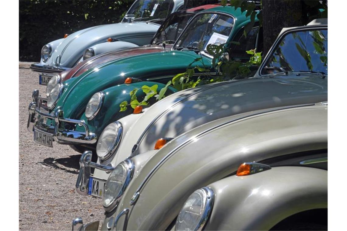 Gericht weist Klage im Urheberstreit ab Bei einer Oldtimershow werden verschiedene historische VW-Käfer präsentiert. Foto: Uli Deck/Archivbild