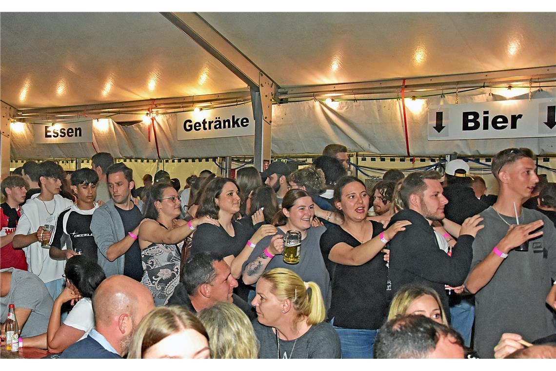 Bei einer Party darf auch die Polonaise nicht fehlen.