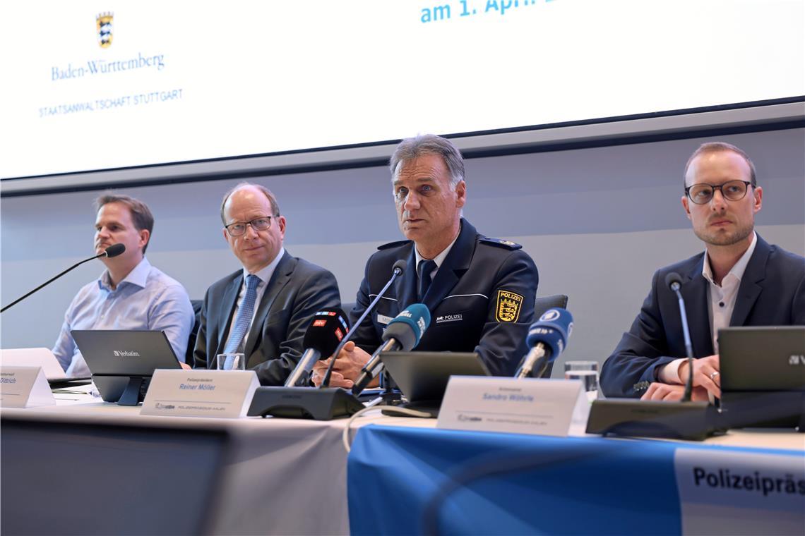 Polizist aus dem Rems-Murr-Kreis bei Razzia festgenommen Bei einer Pressekonferenz im Landratsamt in Waiblingen berichten der Erste Staatsanwalt Johannes Kienle, der Leitende Oberstaatsanwalt Joachim Diettrich, Polizeipräsident Reiner Möller und Kriminalrat Sandro Wöhrle (von links) über die Razzia und die Ermittlungen. Foto: Benjamin Büttner
