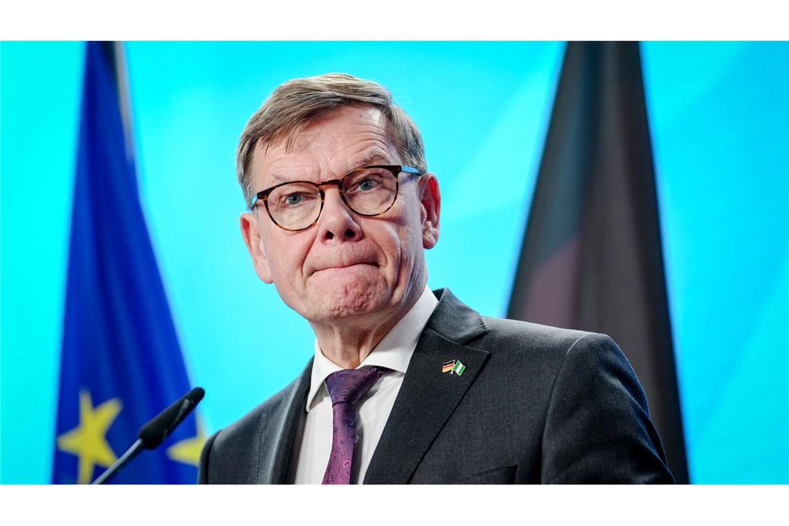 Bei einer Pressekonferenz in Berlin erklärt sich Außenminister Johann Wadephul (CDU) ausführlich zu den Irritationen über seine Asyl-Äußerungen in Syrien.