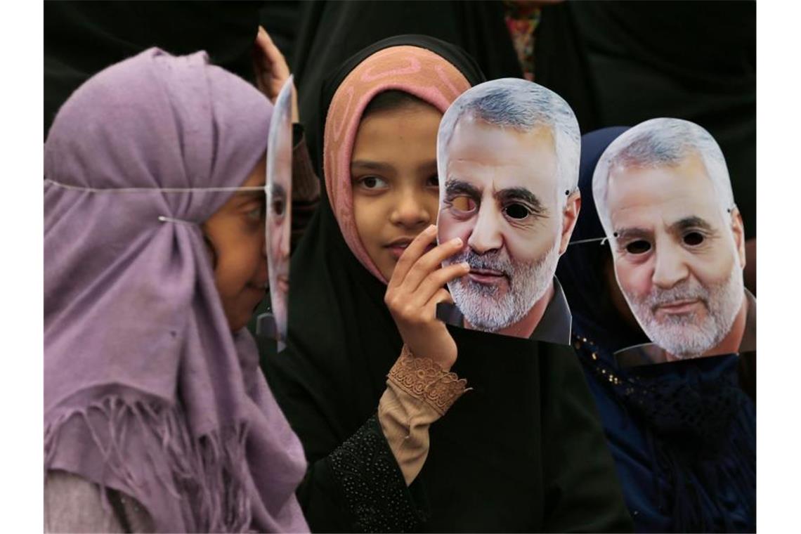Bei einer pro-iranischen Kundgebung im pakistanischen Islamabad halten zwei Mädchen Masken des iranischen Generals Soleimani. Foto: Anjum Naveed/AP/dpa