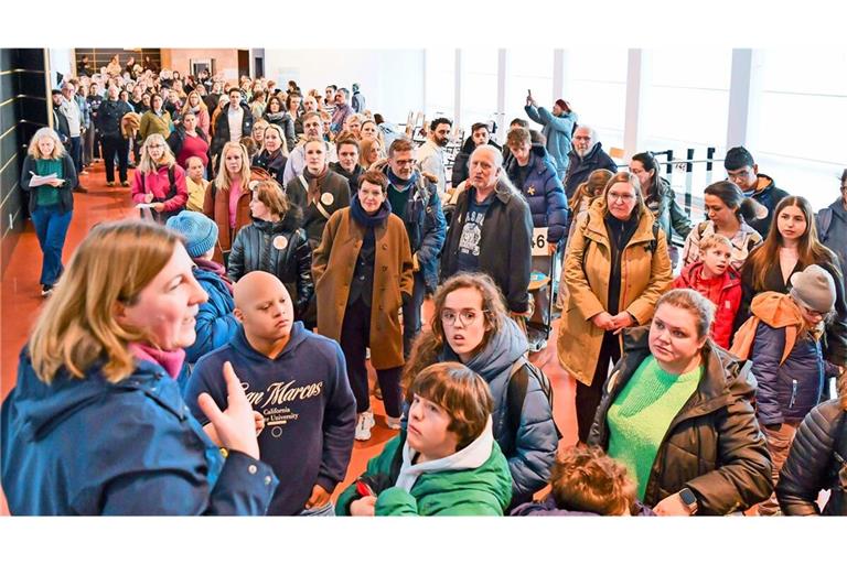 Bei einer Protestaktion im Rathaus haben Eltern und Kinder auf ihre Situation aufmerksam gemacht – und eine schnelle Lösung sowie eine Entschuldigung gefordert.