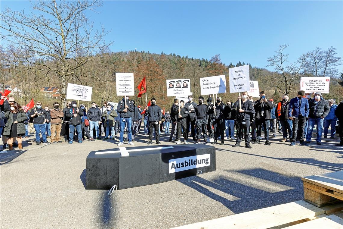 Wie es jetzt weitergeht bei Bosch in Murrhardt Bei einer Protestkundgebung noch während der Verhandlungen war der Appell der Auszubildenden, es nicht so weit kommen zu lassen, die Ausbildung zu Grabe tragen zu müssen. Das ist gelungen. Es wird weiterhin fünf von bislang zehn Stellen für Auszubildende pro Jahr im Murrhardter Werk geben. Archivfoto: Jörg Fiedler