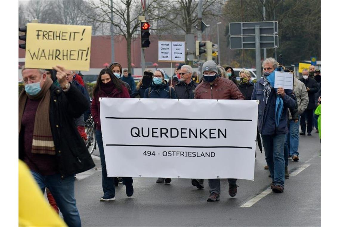 „Katz-und-Maus-Spiel“ nach Absage von Corona-Demo in Leipzig Bei einer „Querdenken“-Demonstration im niedersächsischen Aurich protestieren die Teilnehmer gegen die Anti-Corona-Maßnahmen. Foto: Michael Bahlo/dpa