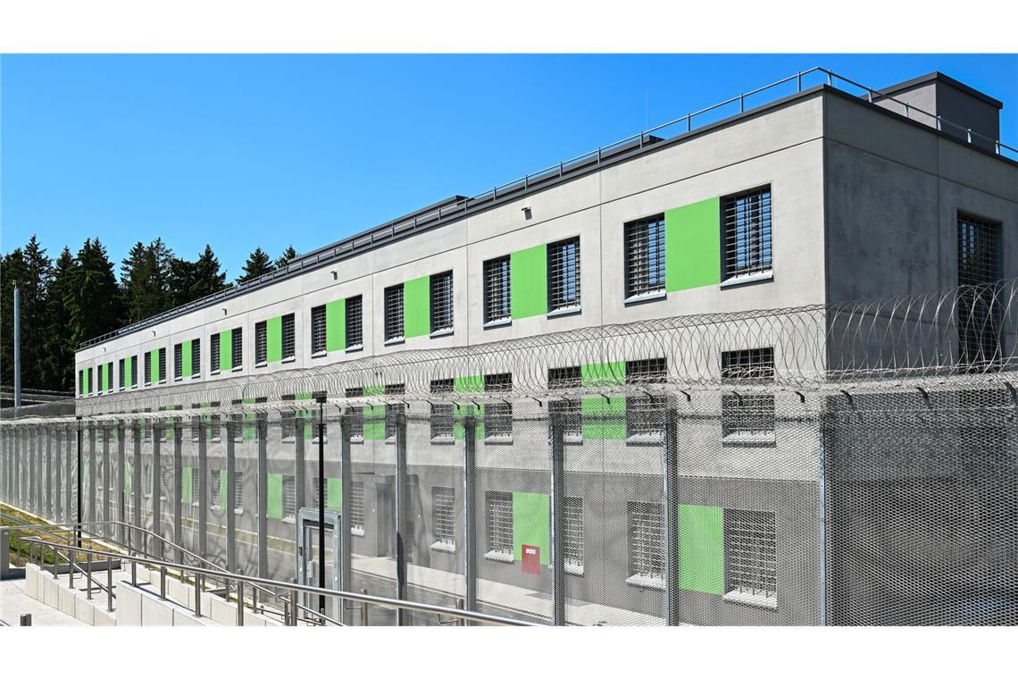 Bei einer Razzia am Montag wurden mehrere Justizvollzugsanstalten  sowie zwölf Wohnobjekte untersucht.