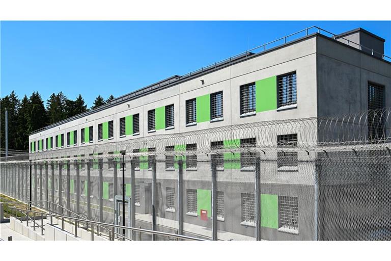 Bei einer Razzia am Montag wurden mehrere Justizvollzugsanstalten  sowie zwölf Wohnobjekte untersucht.