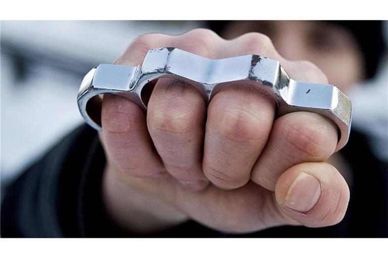 Bei einer Schlägerei wurden zwei einschreitende Männer mit einem Schlagring verletzt. (Symbolfoto)