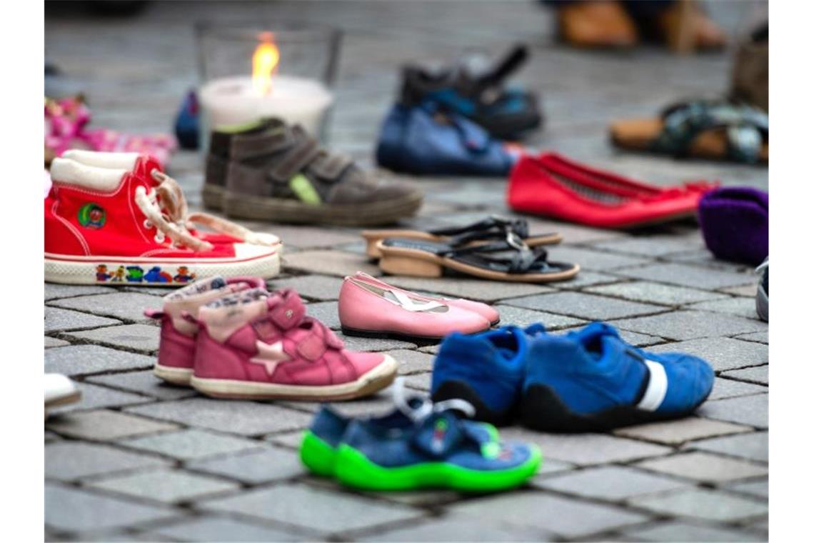 Sexueller Missbrauch in Familien zu wenig aufgearbeitet Bei einer Schweigeaktion für die „Kinder von Lügde“ stehen Kinderschuhe auf dem Boden. Foto: Christophe Gateau/dpa