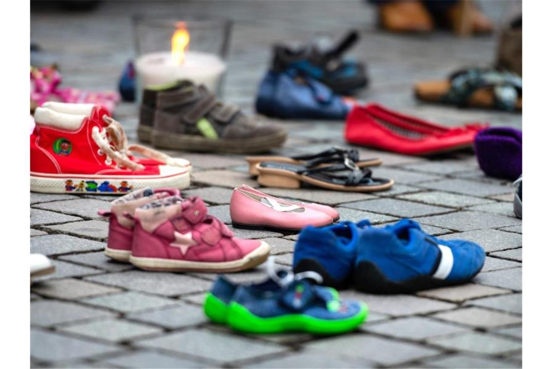 Bei einer Schweigeaktion für die „Kinder von Lügde“ stehen Kinderschuhe auf dem Boden. Foto: Christophe Gateau/dpa