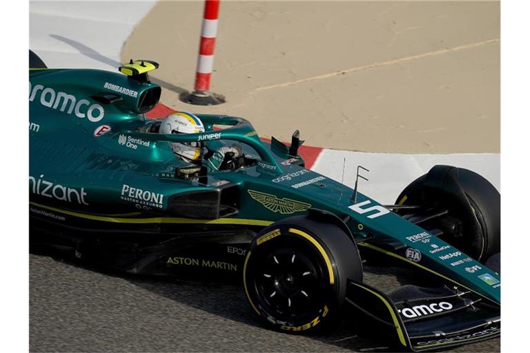 Bei einer Testfahrt vor der Saison sitzt Sebastian Vettel noch selbst am Steuer. Sollte er wegen einer Corona-Infektion erneut ausfallen, wird ihn Nico Hülkenberg vertreten. Foto: Hasan Bratic/dpa