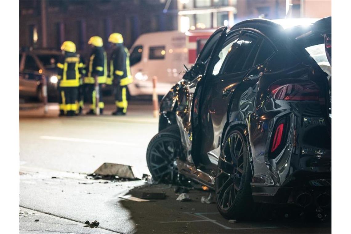 SUV-Auto erfasst in Frankfurt mehrere Menschen Bei einer tödlichen Kollision in Frankfurt hat ein SUV mehrere Menschen erfasst. Foto: Silas Stein/dpa