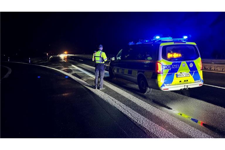 Bei einer Unfallserie auf der A 44 sind drei Menschen ums Leben gekommen und mindestens elf verletzt worden.
