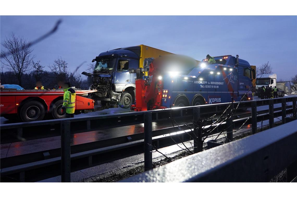 Bei einer Unfallserie aufgrund von Glätte auf der A44 kam auch der Fahrer eines Lastwagens ums Leben.