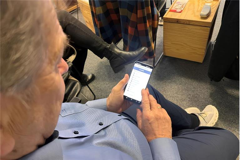 Bei einer Veranstaltung im Kreismedienzentrum konnten sich pflegende Angehörige über die App informieren, sie ausprobieren und direkt installieren. Foto: Landratsamt Rems-Murr-Kreis
