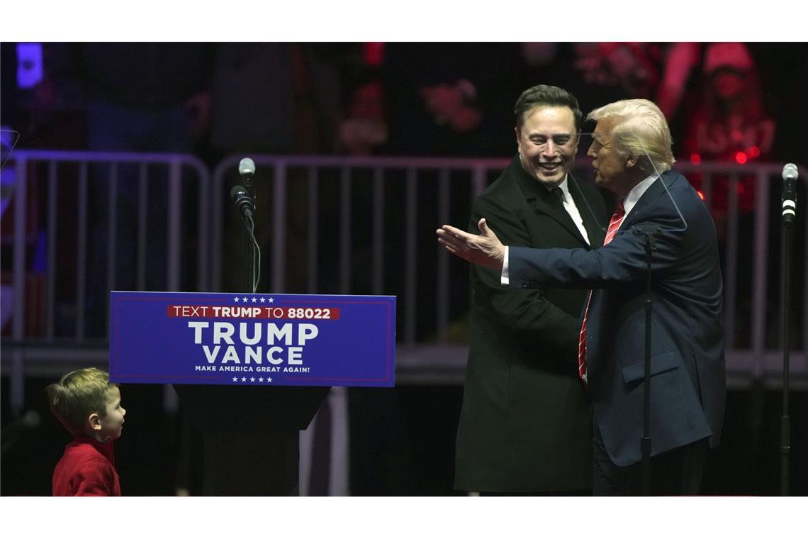 Trump holt Musk bei Event in Washington auf die Bühne Bei einer Veranstaltung in Washington am Vorabend der Vereidigung von Donald Trump, holte dieser Elon Musk auf die Bühne.