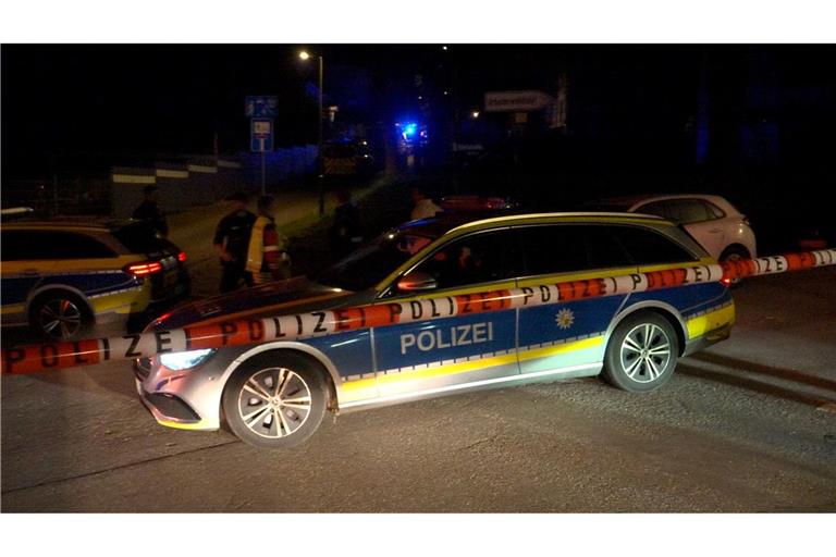 Bei einer Verfolgungsfahrt wurde ein 22-Jähriger durch Polizeischüsse verletzt und starb.