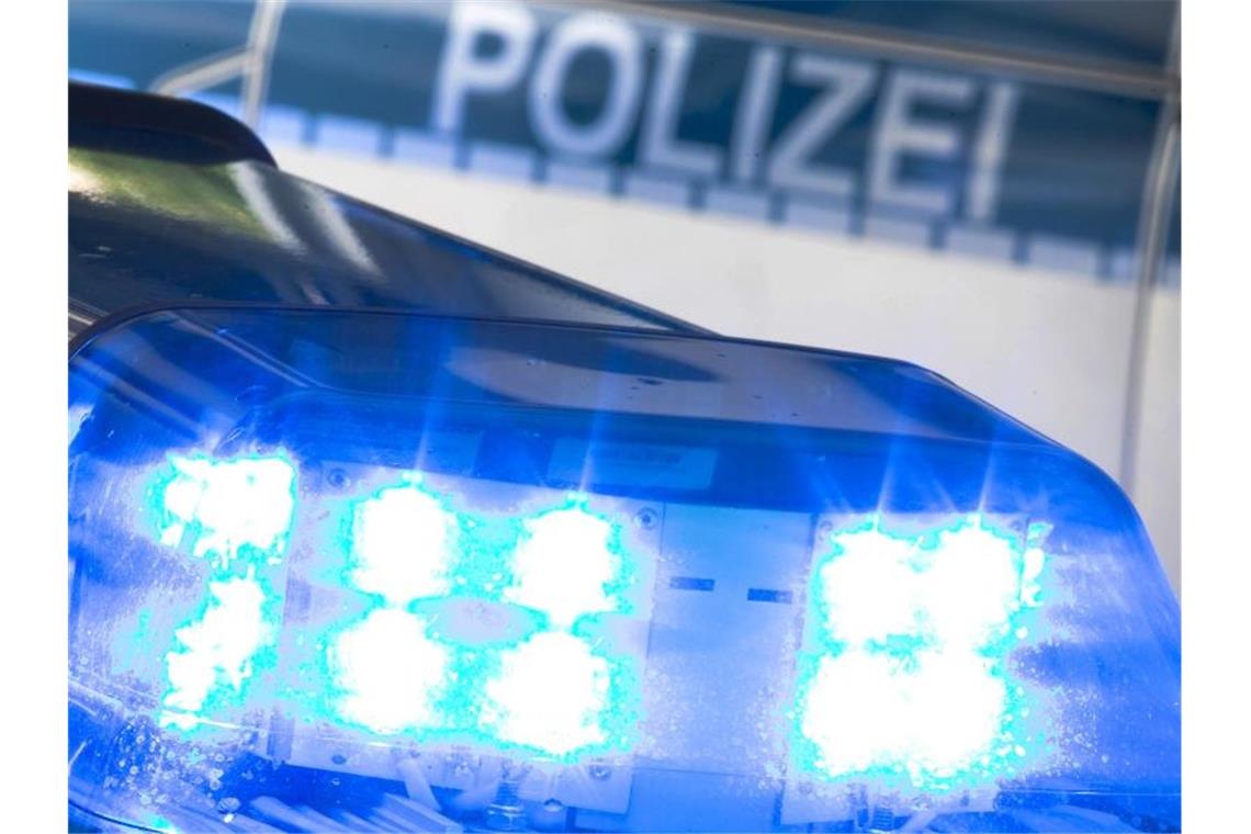 Bei einer Verkehrskontrolle im hessischen Vellmar hat ein Beamter auf einen mit einem Messer bewaffneten Mann geschossen. Foto: Friso Gentsch/dpa/Archivbild