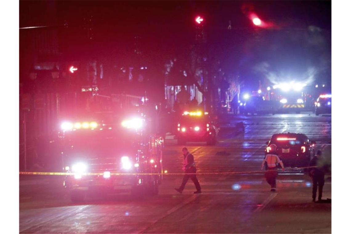 Bei einer vorweihnachtlichen Straßenparade im US-Bundesstaat Wisconsin ist ein Auto in eine Menschenmenge gefahren. Foto: Mike De Sisti/Milwaukee Journal-Sentinel via AP/dpa