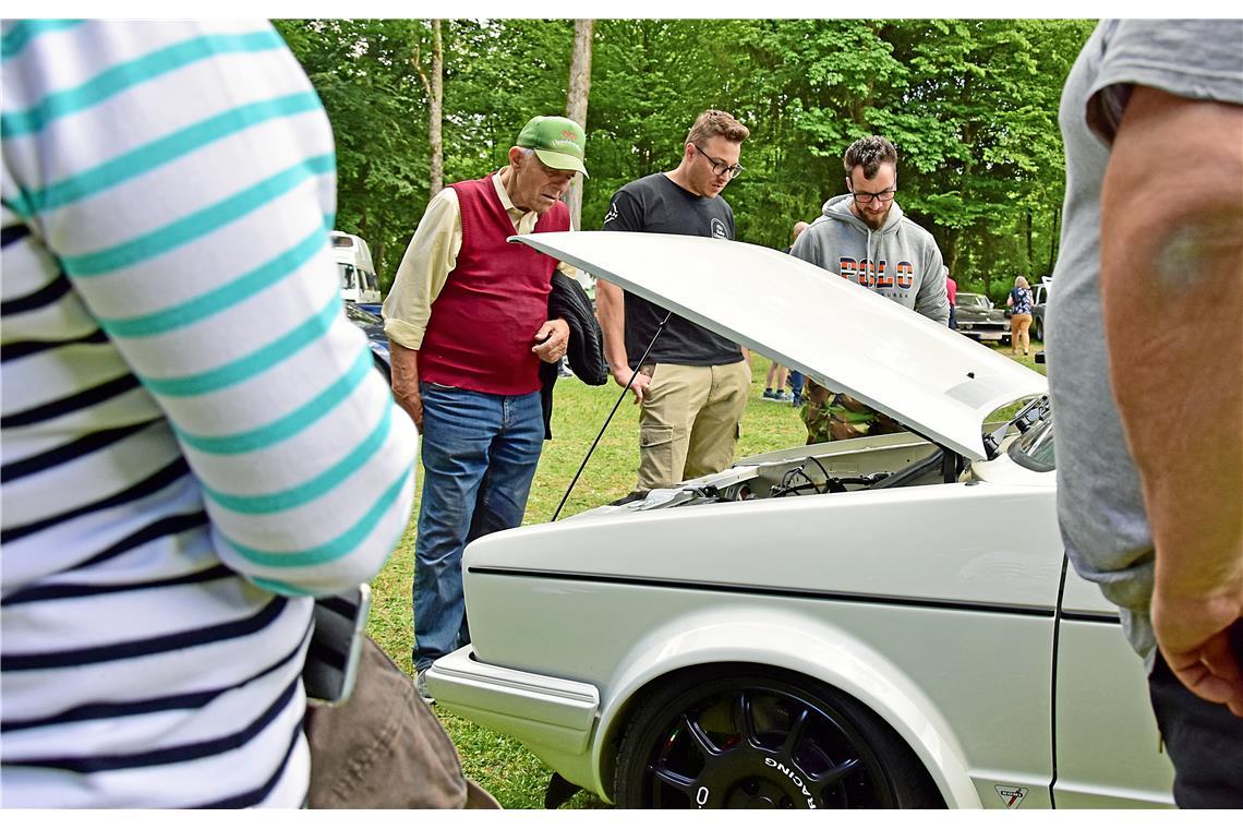 Bei einigen Autos kann man auch unter die Haube schauen. 