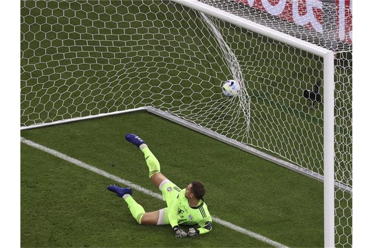 Bei Elfmeter von Sevillas Lucas Ocampos war Bayern-Keeper Manuel Neuer machtlos. Foto: Laszlo Szirtesi/Pool Getty/AP/dpa