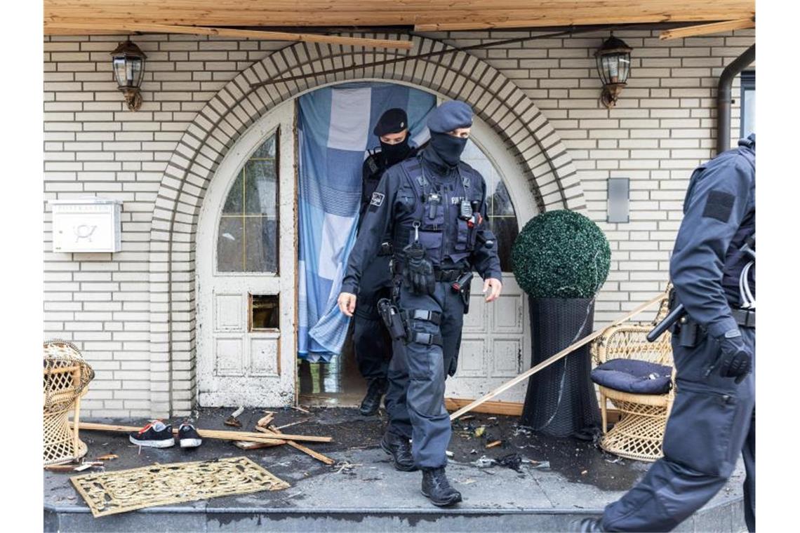 Bei Ermittlungen gegen Clankriminalität durchsuchen derzeit Spezialkräfte der Polizei rund 30 Objekte in Nordrhein-Westfalen. Foto: Marcel Kusch/dpa