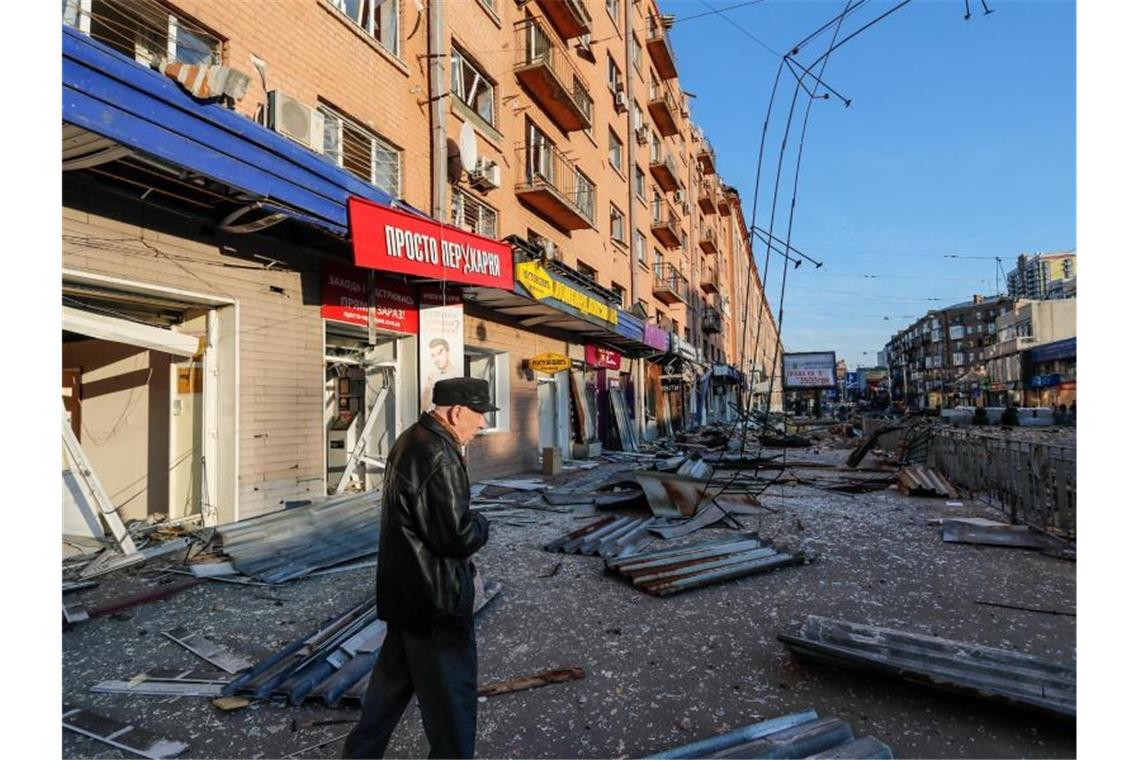 Russland wirft Kiew Angriffspläne auf Diplomaten vor Bei erneuten russischen Angriffen sind in Kiew Zivilisten getötet worden. Hier ein durch Artillerieangriffe beschädigtes Wohnhaus in Hauptstadt. Foto: Daniel Ceng Shou-Yi/ZUMA Press Wire/dpa