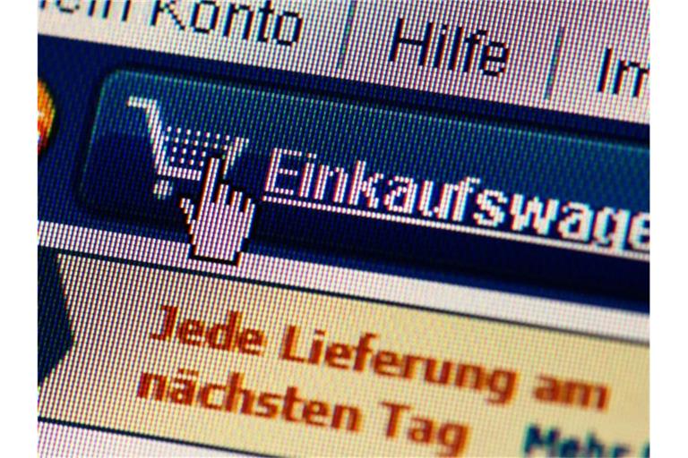 Bei ernsten Verstößen gegen die neuen Online-Kauf-Regeln drohen Händlern saftige Strafen von mindestens vier Prozent ihres Jahresumsatzes. Foto: Arno Burgi/zb/dpa