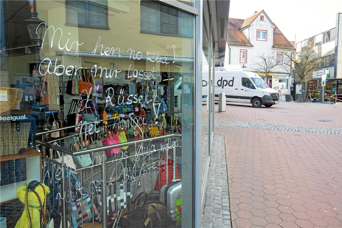 Bei Etti Taschen & Co. in Backnang hält man die Kunden mit dem Verweis auf die Anrufmöglichkeiten und mit Durchhalteparolen auf Schwäbisch bei der Stange: „Mir hen no zua! Aber mir lasset d’ Rüssel net hänga! Foto: A. Becher