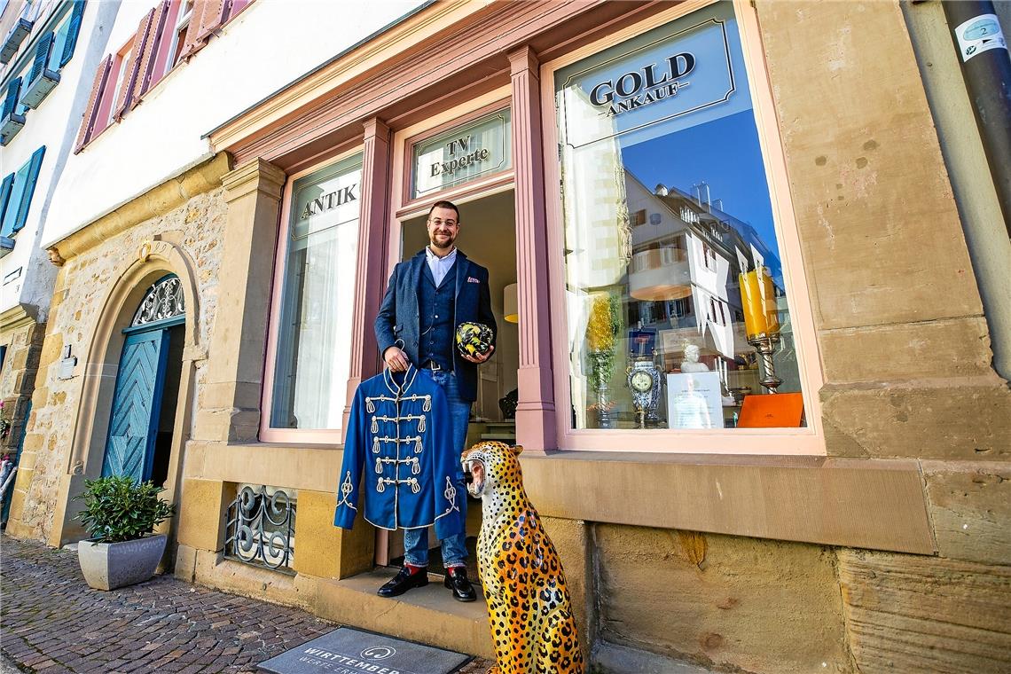 Bei Fabian Benöhr kann man nun allerhand Rares entdecken, von der Husarenjacke bis zur Kunstkeramikvase. Foto: K. Schmalz