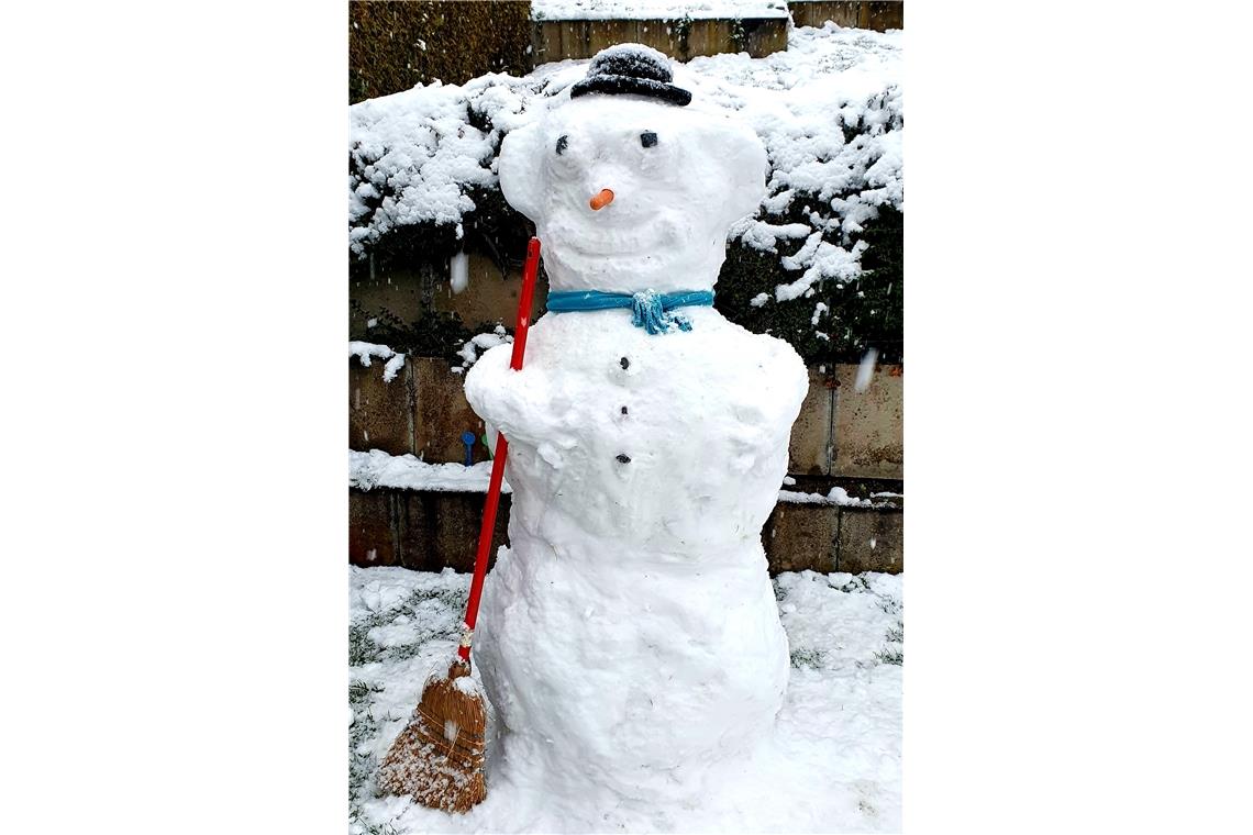 Bei Familie Flöther aus Burgstall dienst Schneemann "Jürgen" als Hühnerschreck.