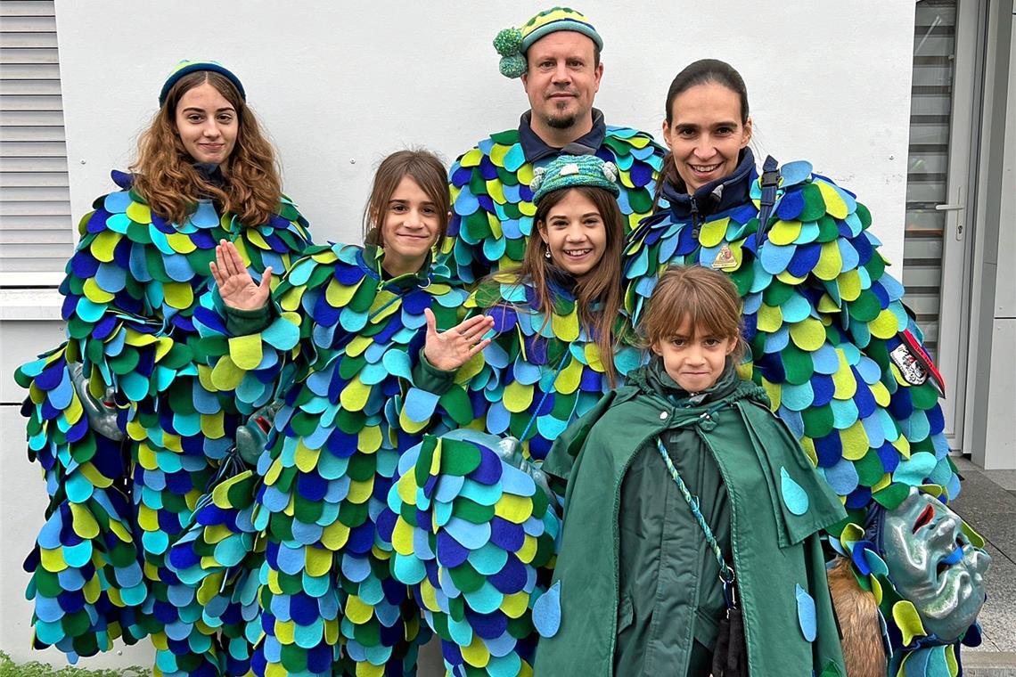 Bei Familie Spreu sind alle im Fasnachtsfieber: Diana (rechts hinten) und Markus Spreu mit ihren Töchtern Lara, Lisa, Leah und Leni (von links). Foto: privat