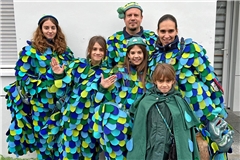 Bei Familie Spreu sind alle im Fasnachtsfieber: Diana (rechts hinten) und Markus Spreu mit ihren Töchtern Lara, Lisa, Leah und Leni (von links). Foto: privat