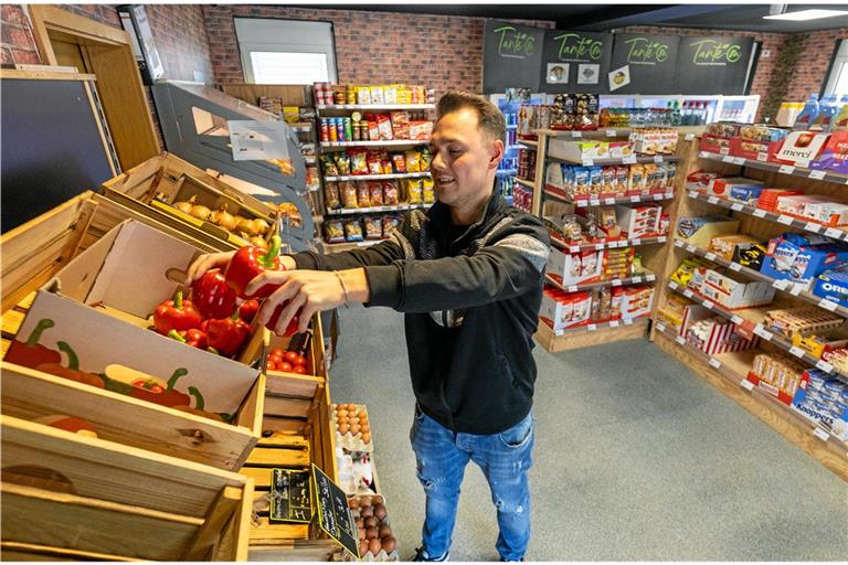 Bei frischen Produkten wie Gemüse, Fleisch- oder Backwaren arbeitet Alex Klimenko mit regionalen Lieferanten zusammen, darauf legen seine Kunden Wert. Foto: Alexander Becher