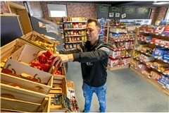Bei frischen Produkten wie Gemüse, Fleisch- oder Backwaren arbeitet Alex Klimenko mit regionalen Lieferanten zusammen, darauf legen seine Kunden Wert. Foto: Alexander Becher
