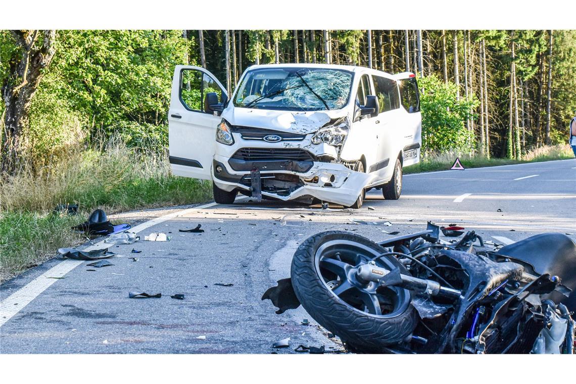 Schwerer Unfall mit Motorroller –  B298 bei Gaildorf gesperrt