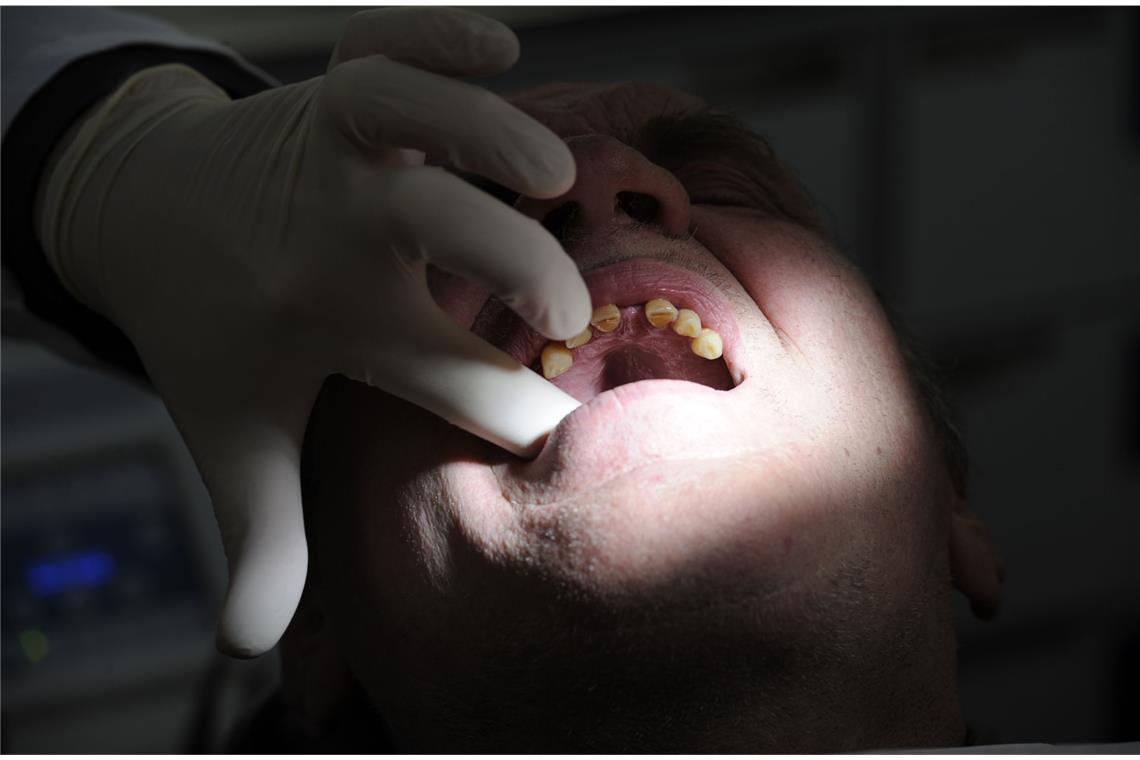 Bei gerötetem und geschwollenem Zahnfleisch ist eine Entzündung wahrscheinlich. In solchen Fällen werden die Zahnfleischtaschen gereinigt.